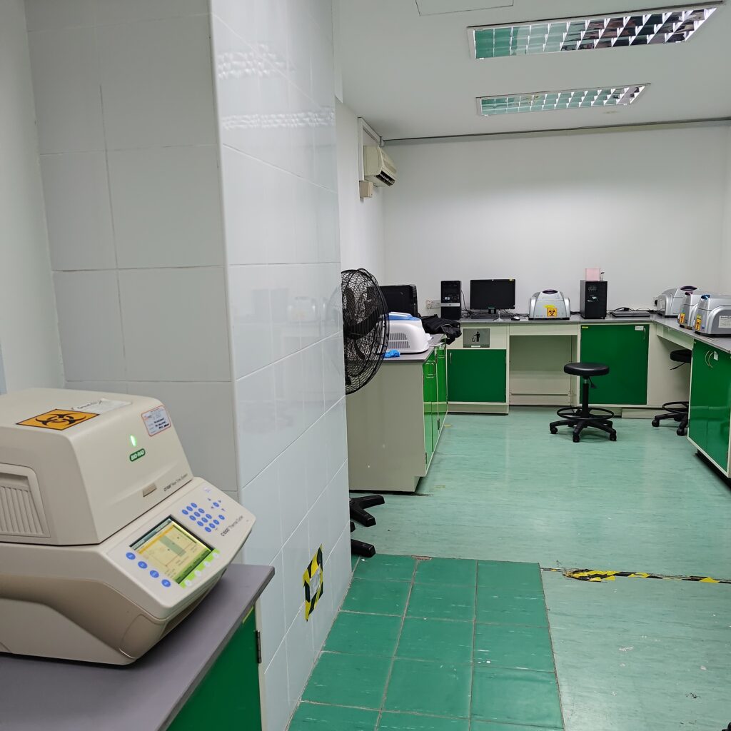 Laboratory analyser in a work area.